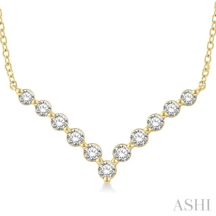 1/2 Ctw Chevron Round Cut Diamond Necklace in 14K Yellow Gold